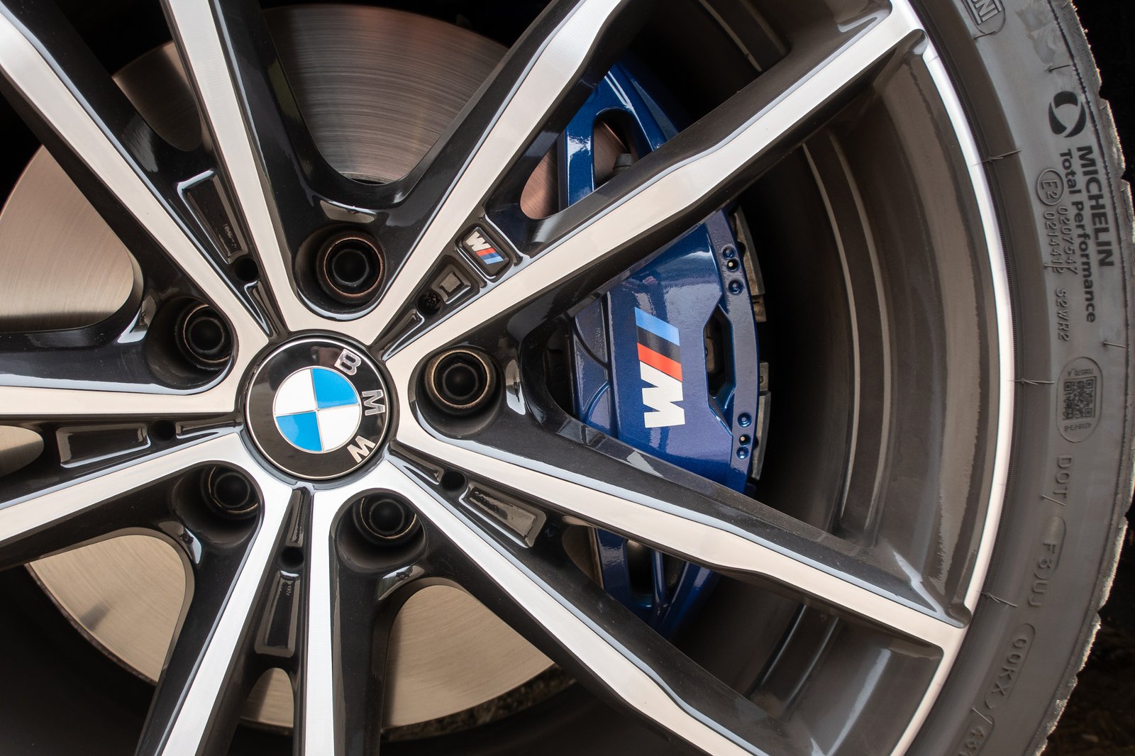 bmw-330i-2019-09-badge--blue--detail--exterior--wheel.jpg