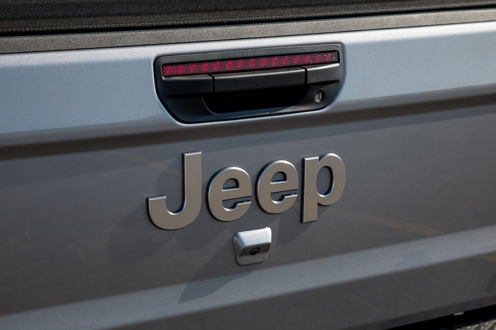 jeep-gladiator-2020-25-badge--exterior--rear--silver.jpg