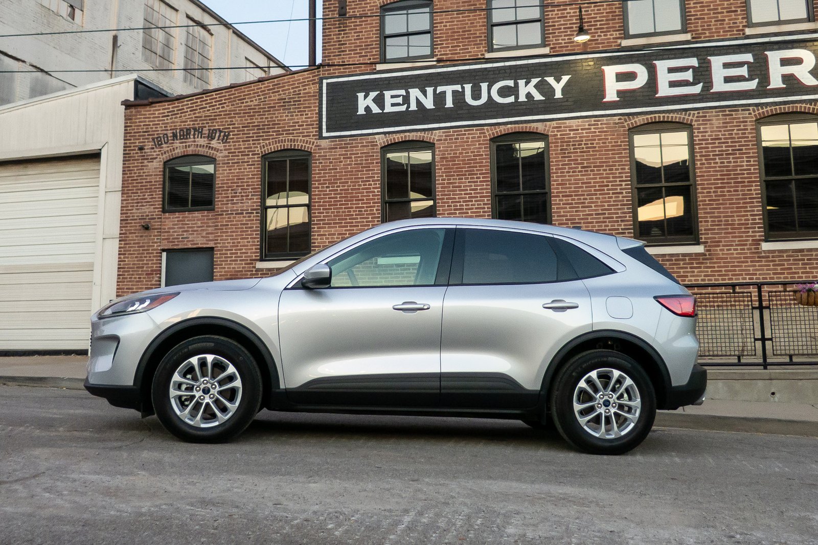 ford-escape-se-2020-02-brick--exterior--profile--silver--urban.jpg