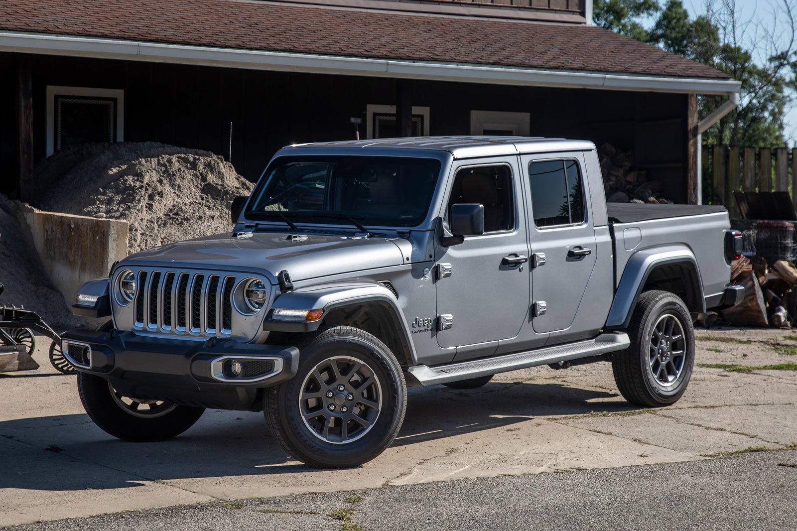 jeep-gladiator-2020-07-angle--exterior--front--silver.jpg