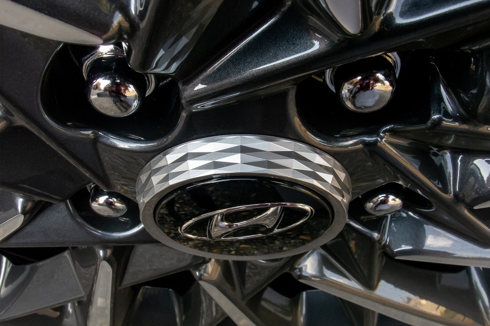 hyundai-sonata-2020-exterior--wheel-08.jpg
