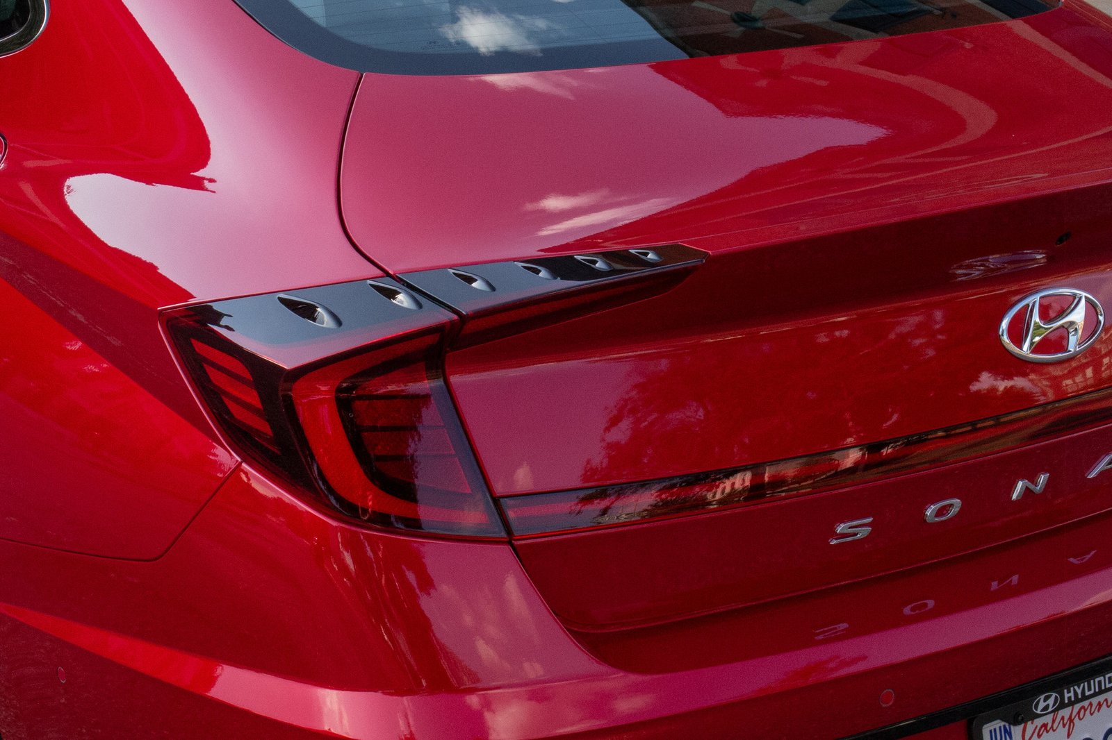 hyundai-sonata-2020-exterior--red--taillights-05.jpg