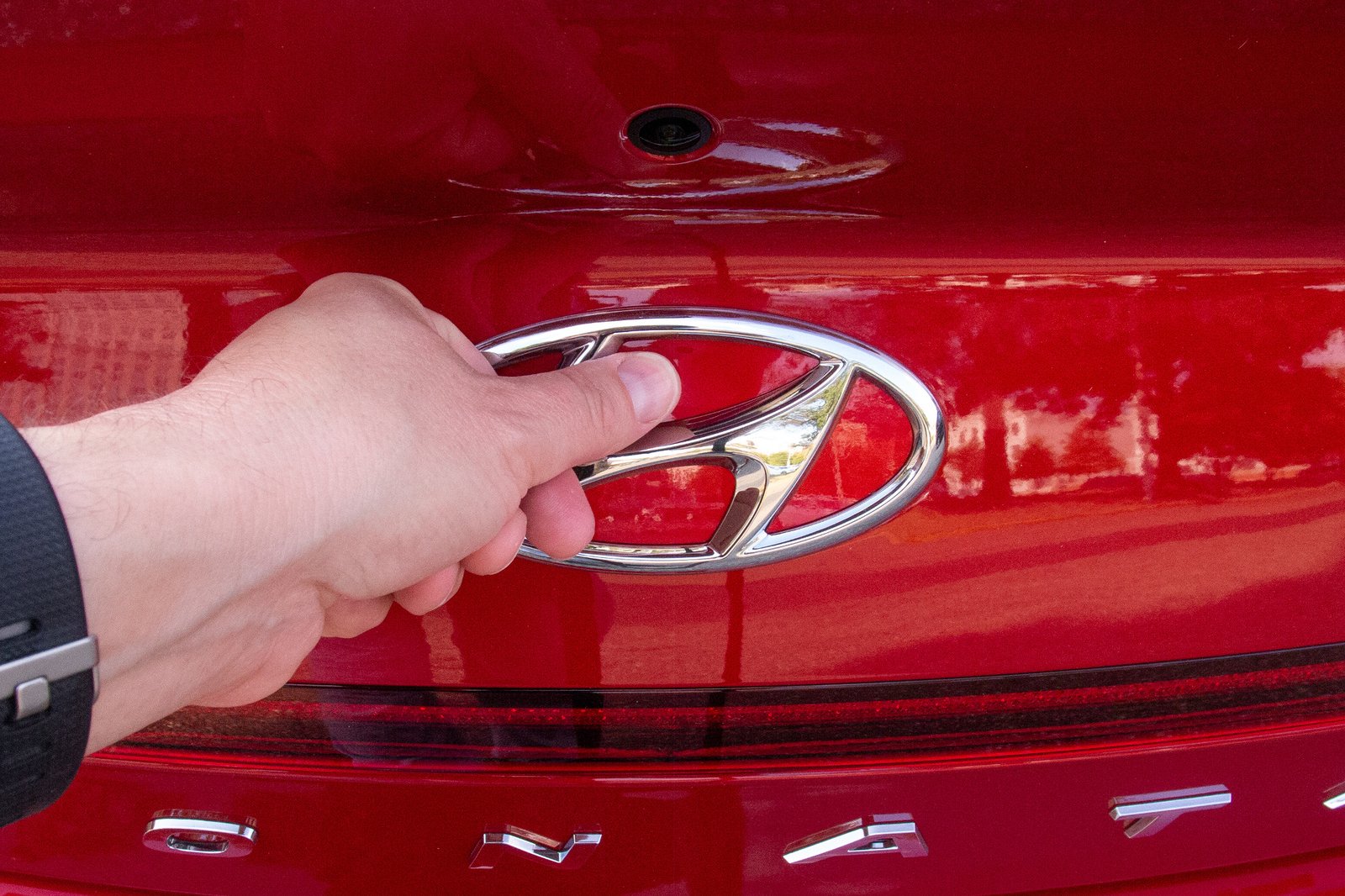 hyundai-sonata-2020-badge--detail--exterior--rear--red-06.jpg