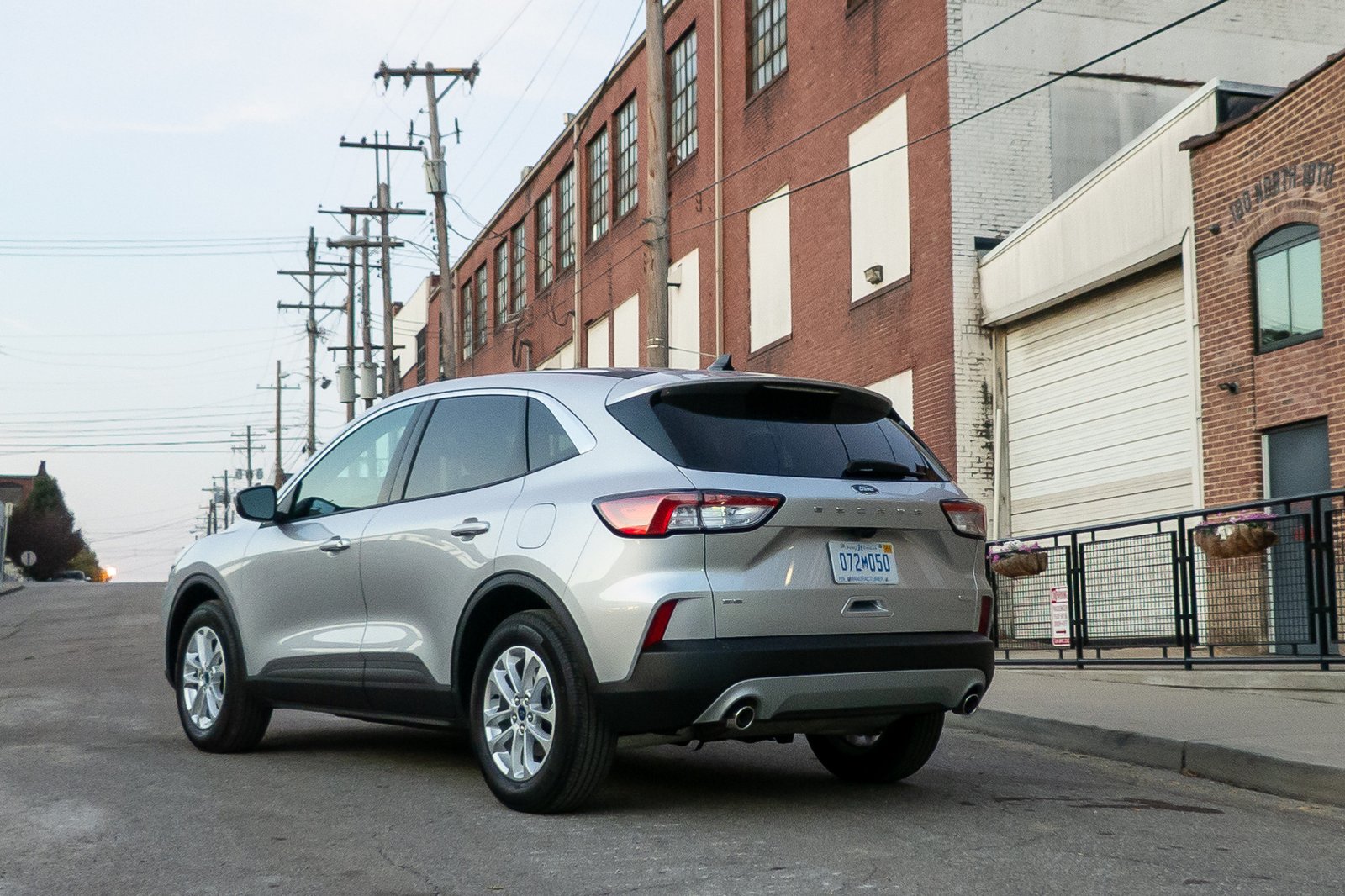 ford-escape-se-2020-04-angle--brick--exterior--rear--silver--urban.jpg
