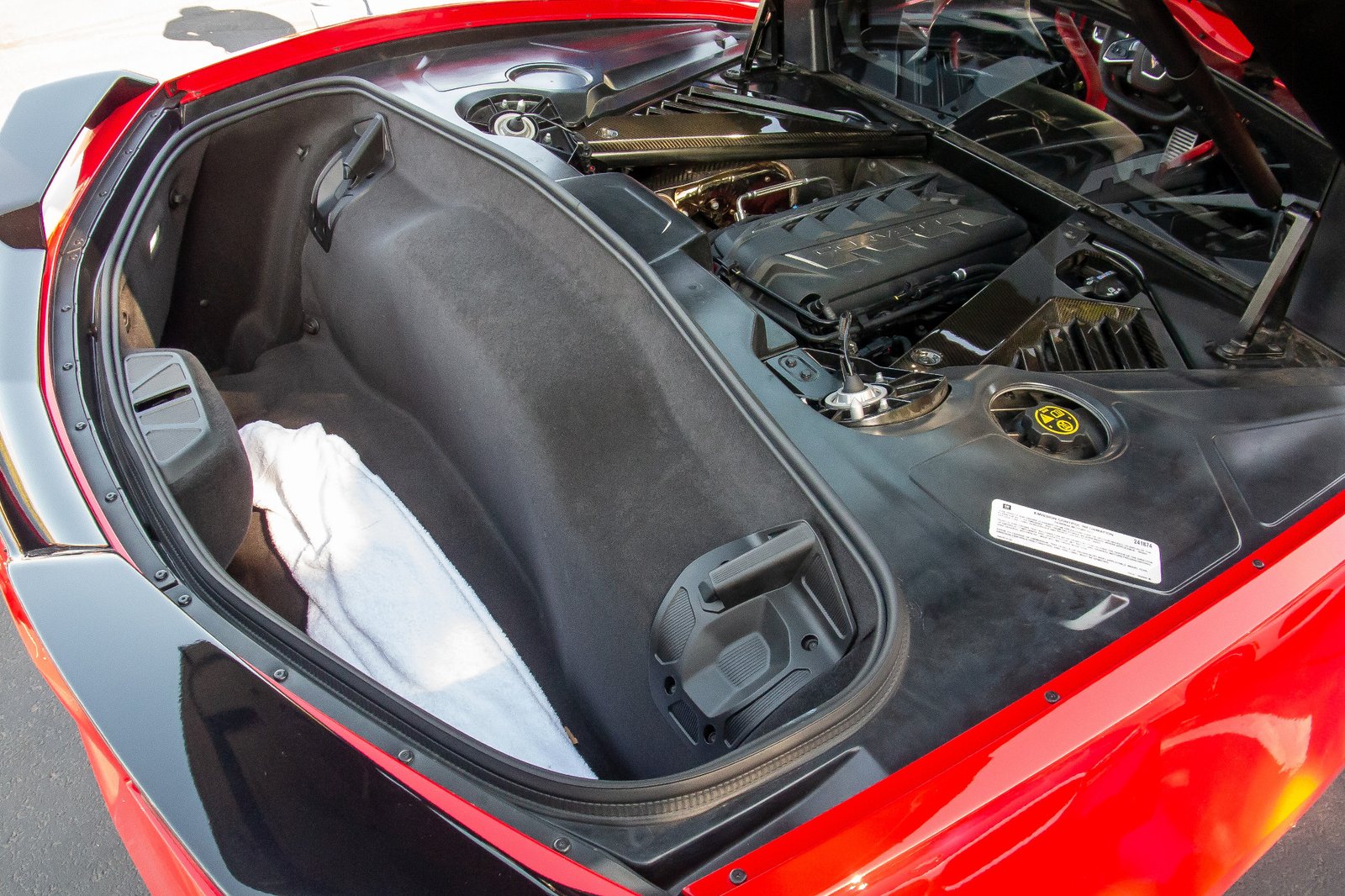 chevrolet-corvette-z51-2020-08-engine--exterior--red--trunk.jpg