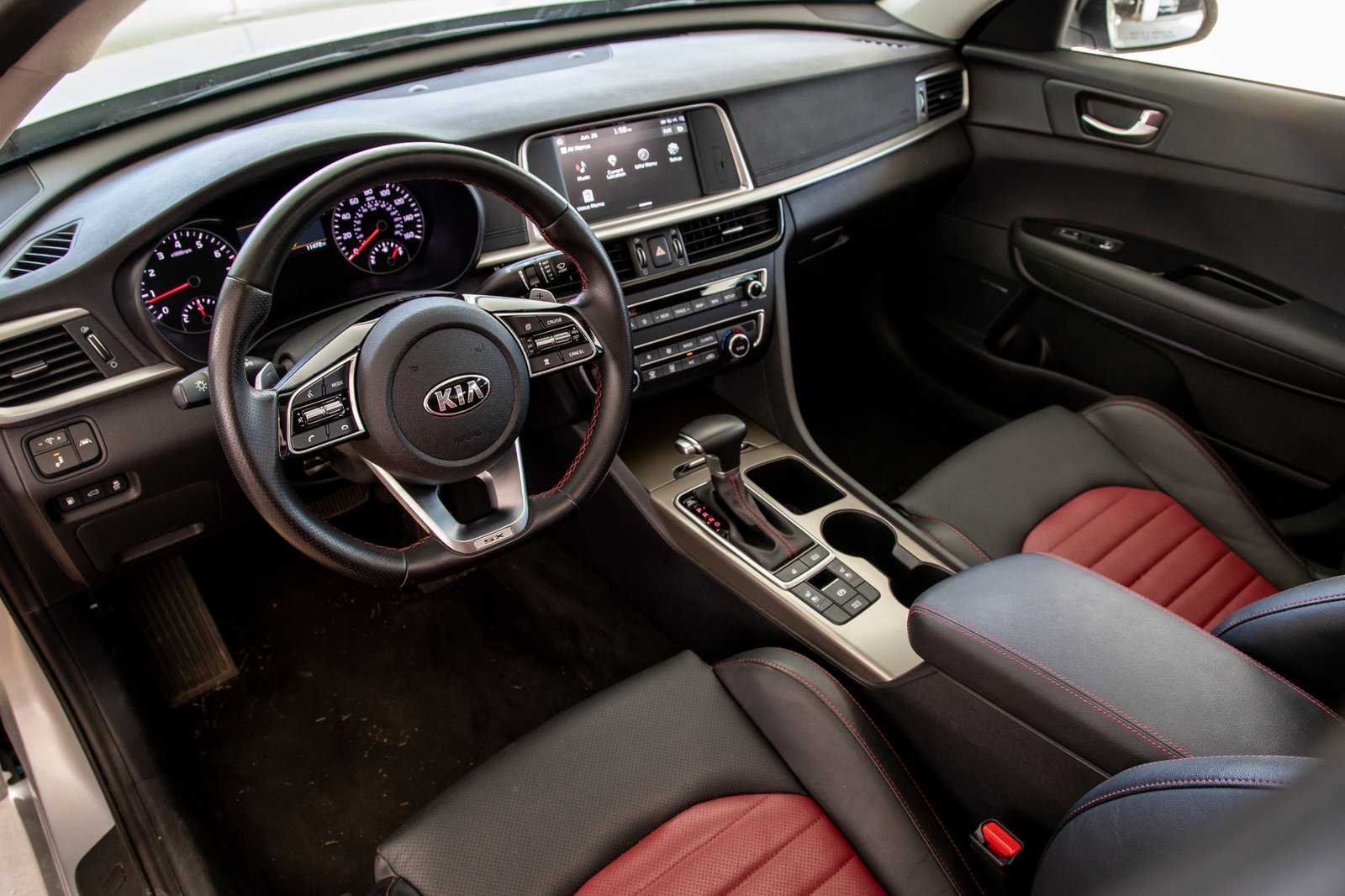 kia-optima-sx-t-gdi-2019-16-drivers-seat--front-row--interior--wide.jpg