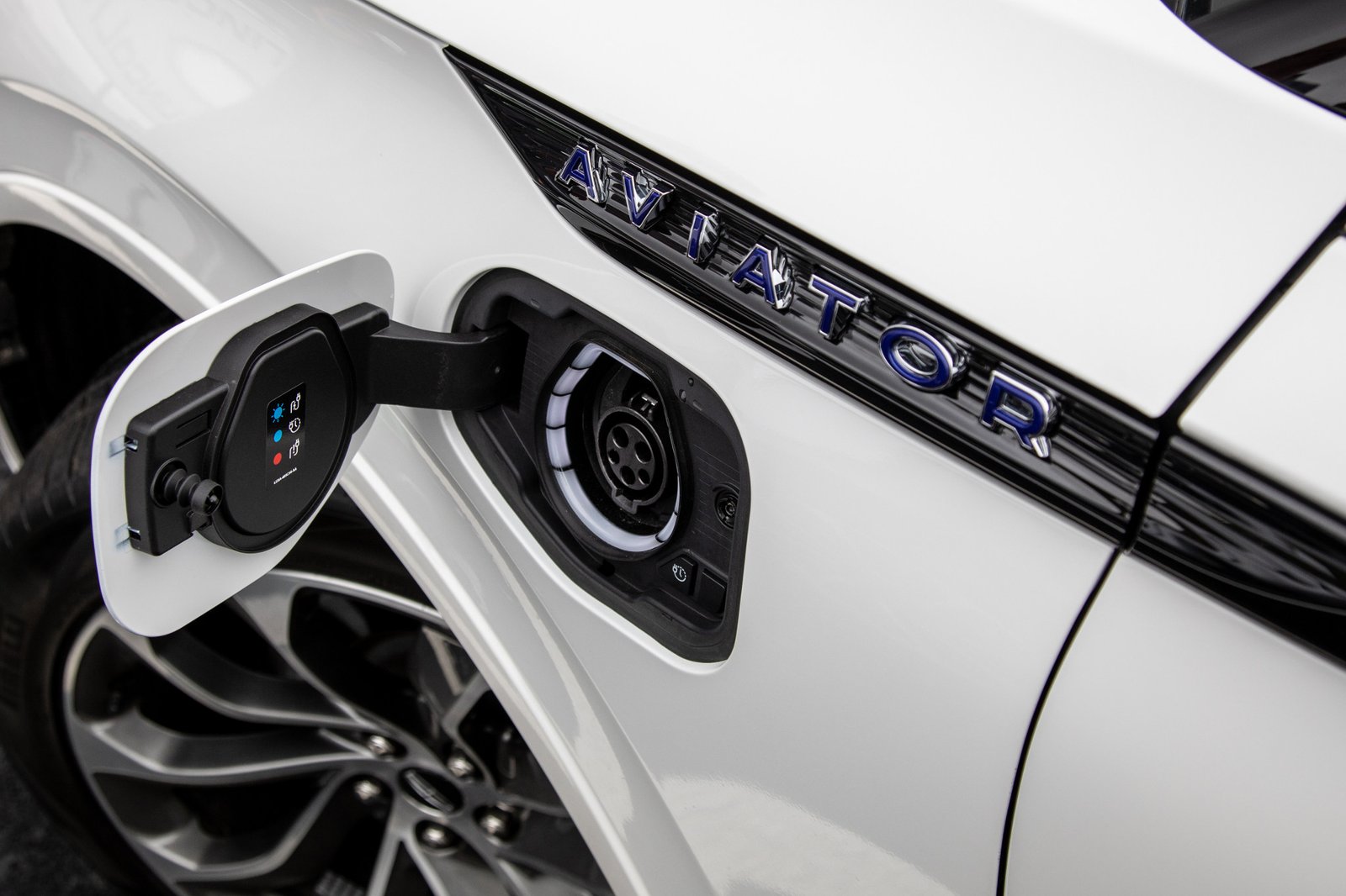 lincoln-aviator-phev-2020-02-charging-port--exterior--white.jpg