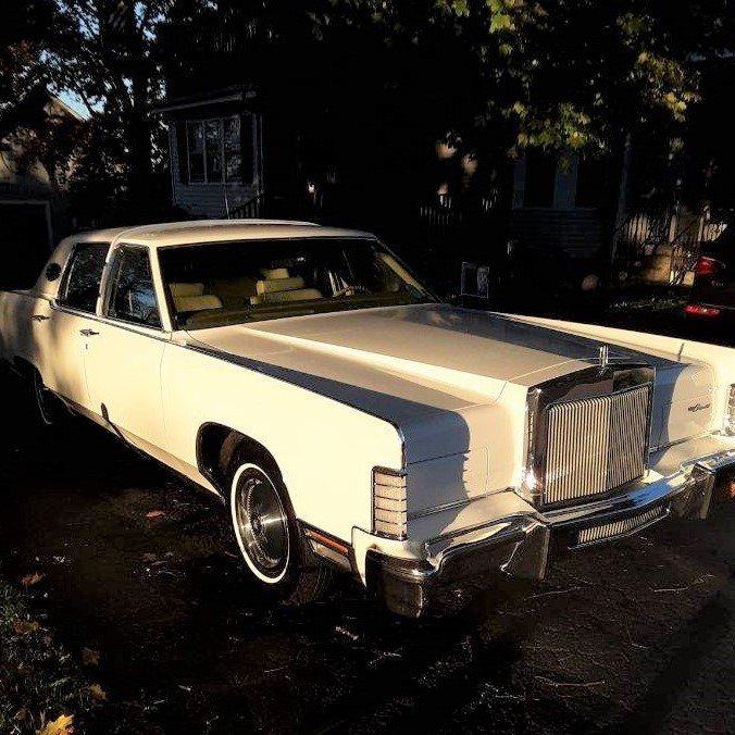 1978 Lincoln Town Car in white