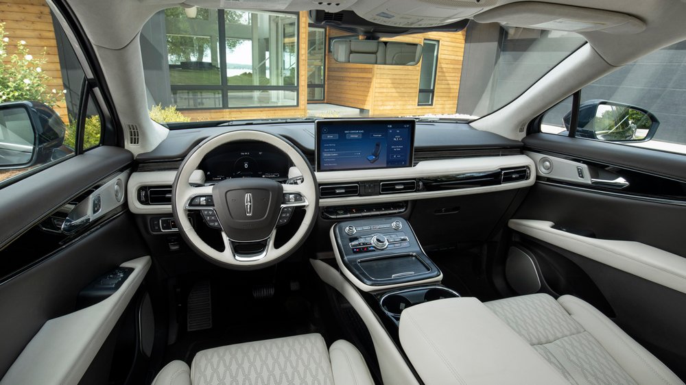 The interior of the 2021 Lincoln Nautilus.