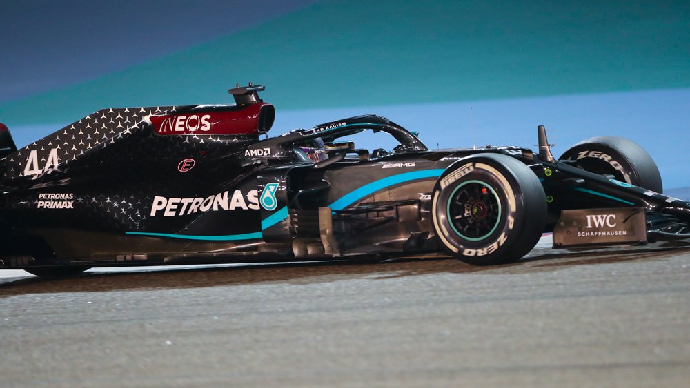 Lewis Hamilton competing in the Formula 1 Bahrain Grand Prix on November 29, 2020.