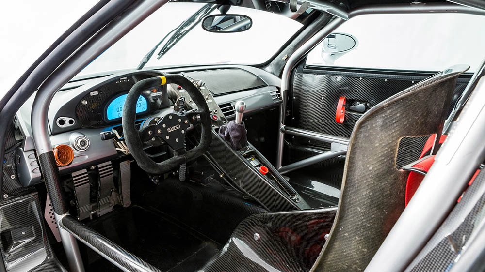 Inside the 2005 Porsche Carrera GT-R