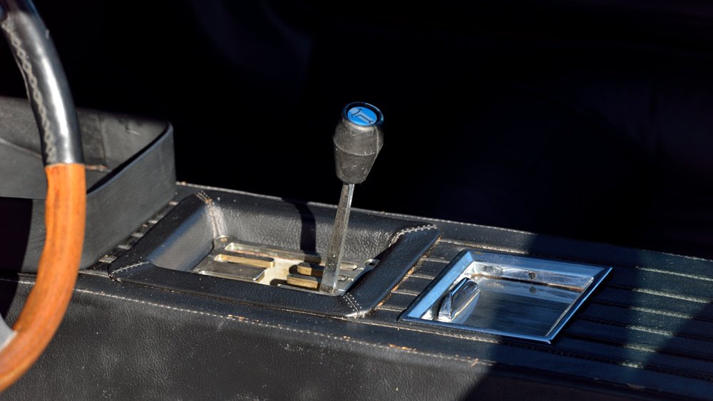 The gear shift inside a 1970 De Tomaso Mangusta.