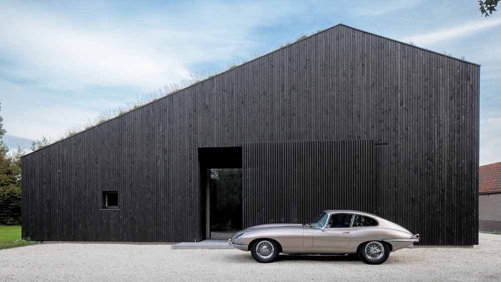 A minimalist Dutch villa by FilliéVerhoeven Architects is a perfect backdrop for this Jaguar E-type Series 1, made from 1961 to 1967.