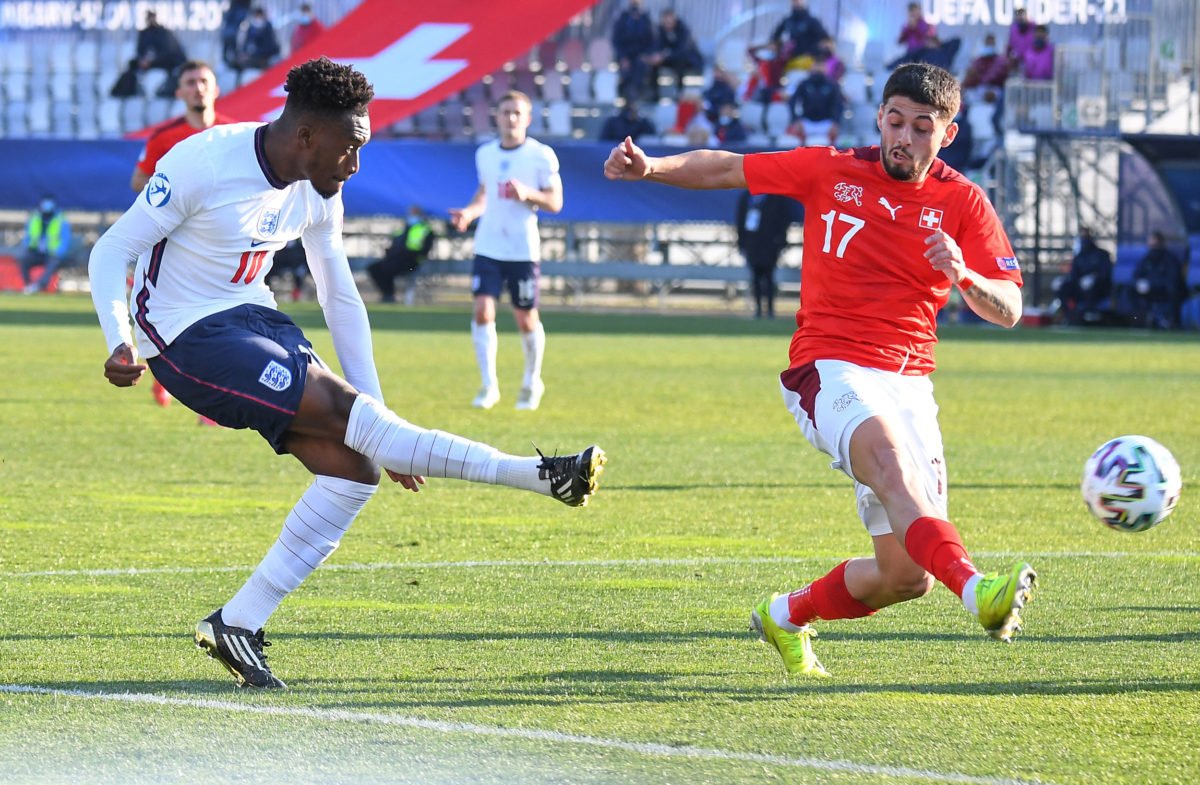 Callum Hudson-Odoi (L) of England kicks the ball past Kastriot Imeri of Switzerland during the 2021 UEFA European Under-21 Championship Group D football match between England and Switzerland at the Bonifika Stadium in Koper, on March 25, 2021. (Photo by JOE KLAMAR / AFP)