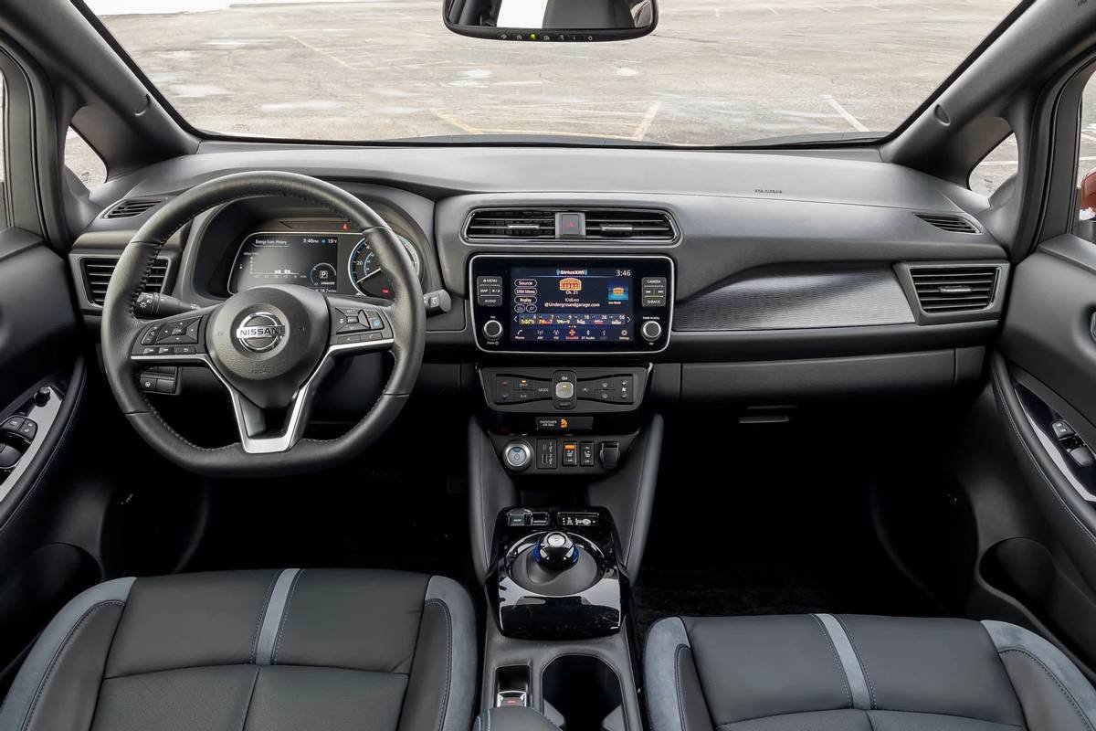 nissan-leaf-sl-plus-2021-13-cockpit-shot--dashboard--front-row--interior.jpg