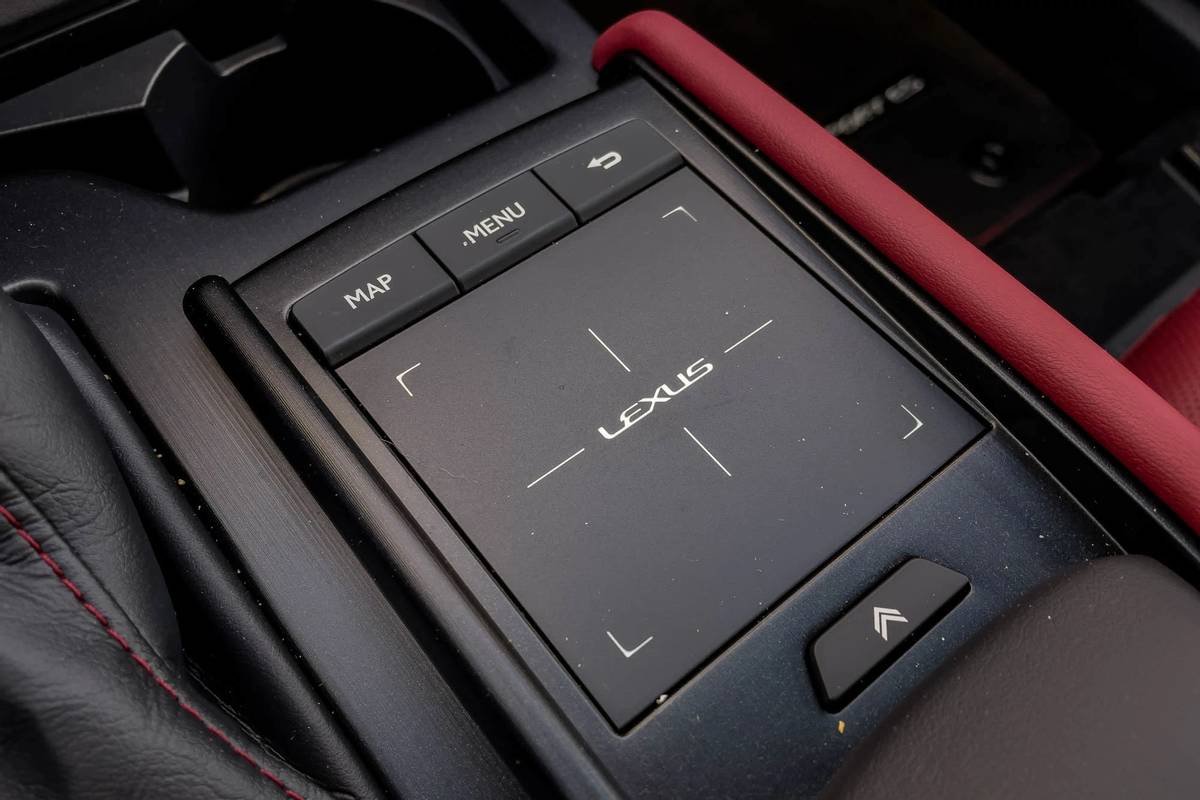 lexus-es-250-awd-f-sport-2021-25-center-console--front-row--interior--touchpad-.jpg