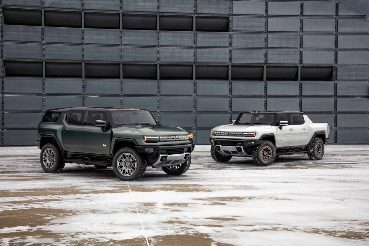 gmc-hummer-ev-suv-2024-01-angle--exterior--front--group-shot.jpg