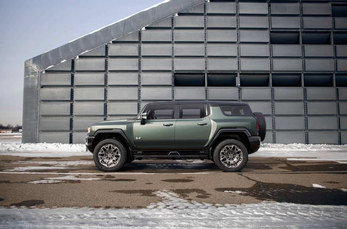 gmc-hummer-ev-suv-2024-03-exterior--profile.jpg
