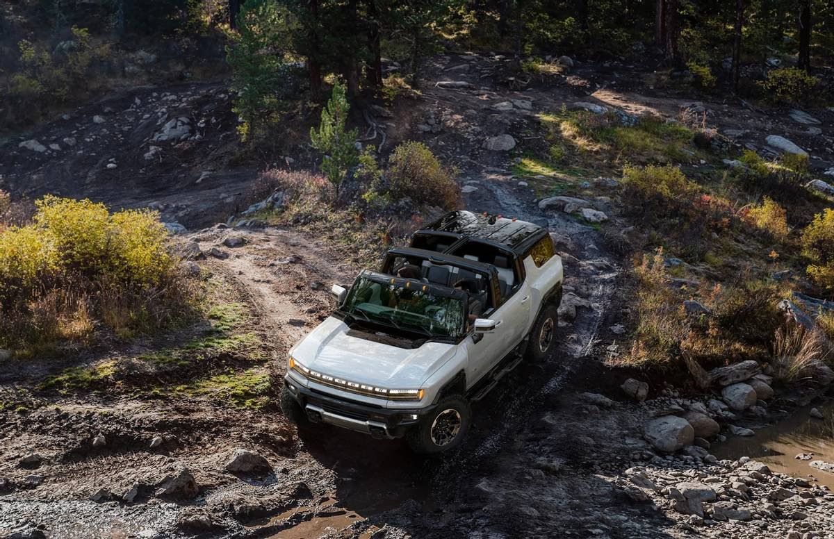 gmc-hummer-ev-suv-2024-06-angle--dynamic--exterior--front.jpg