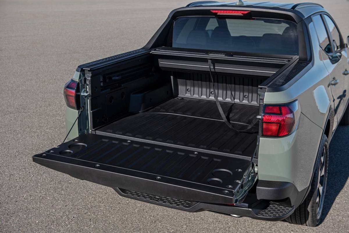hyundai-santa-cruz-2022-oem-08-bed--exterior.jpg