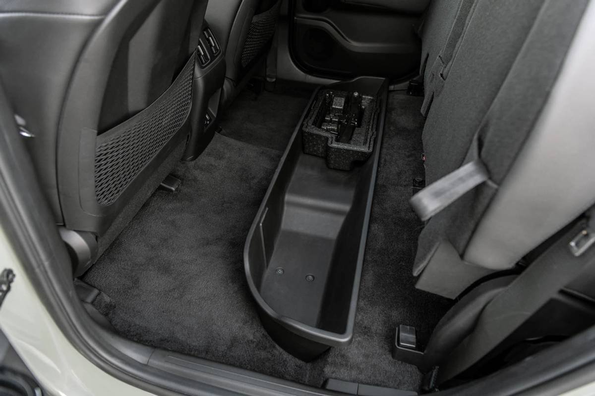 hyundai-santa-cruz-2022-oem-05-backseat--interior--storage.jpg