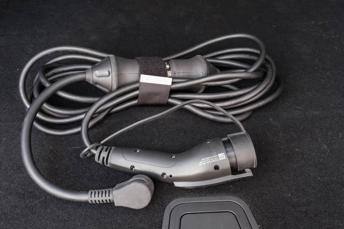 volvo-xc60--recharge-t8-inscription-2021--50-charging-cable--interior--rear-cargo.jpg