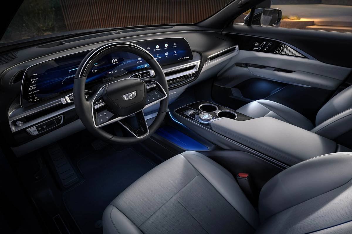 cadillac-lyriq-2023-oem-04-cockpit-shot--dashboard--front-row--interior.jpg