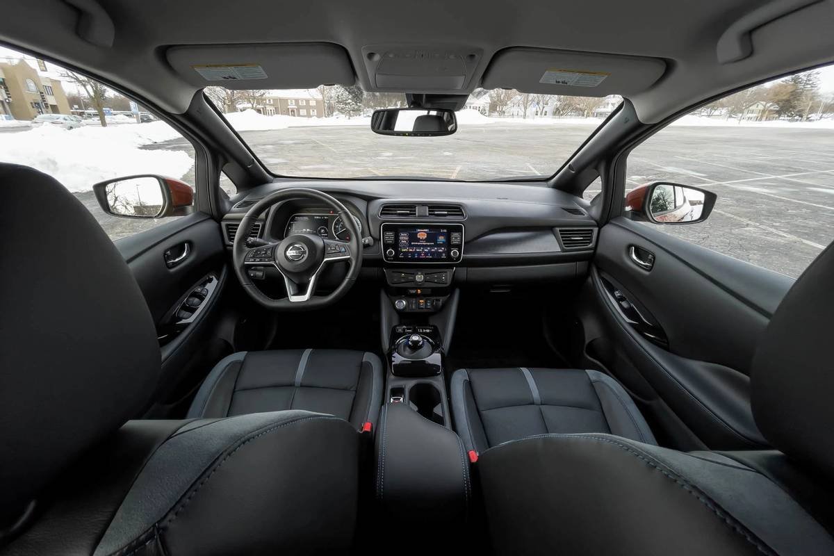 nissan-leaf-sl-plus-2021-14-cockpit-shot--dashboard--front-row--interior.jpg