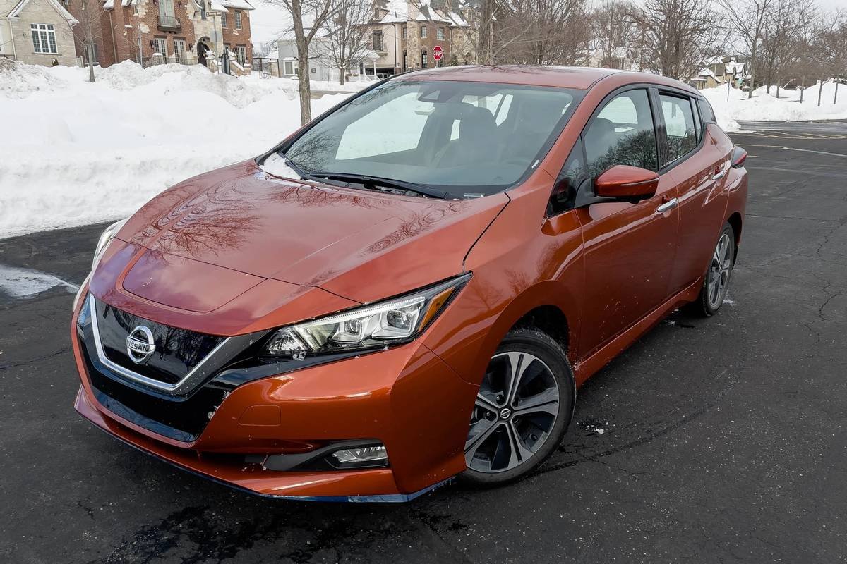 nissan-leaf-sl-plus-2021-02-angle--exterior--front--orange.jpg