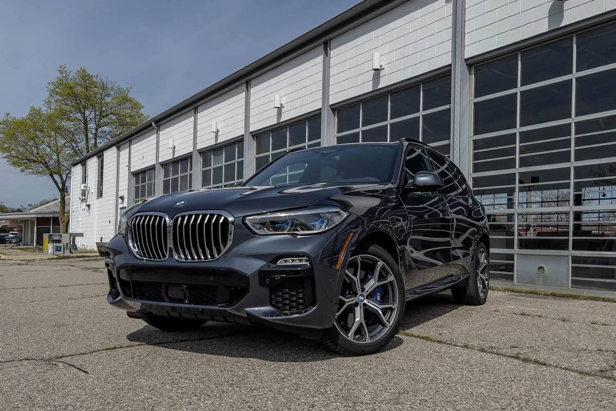 bmw-x5-xdrive-45e-2021--01-angle--exterior--front--gray.jpg