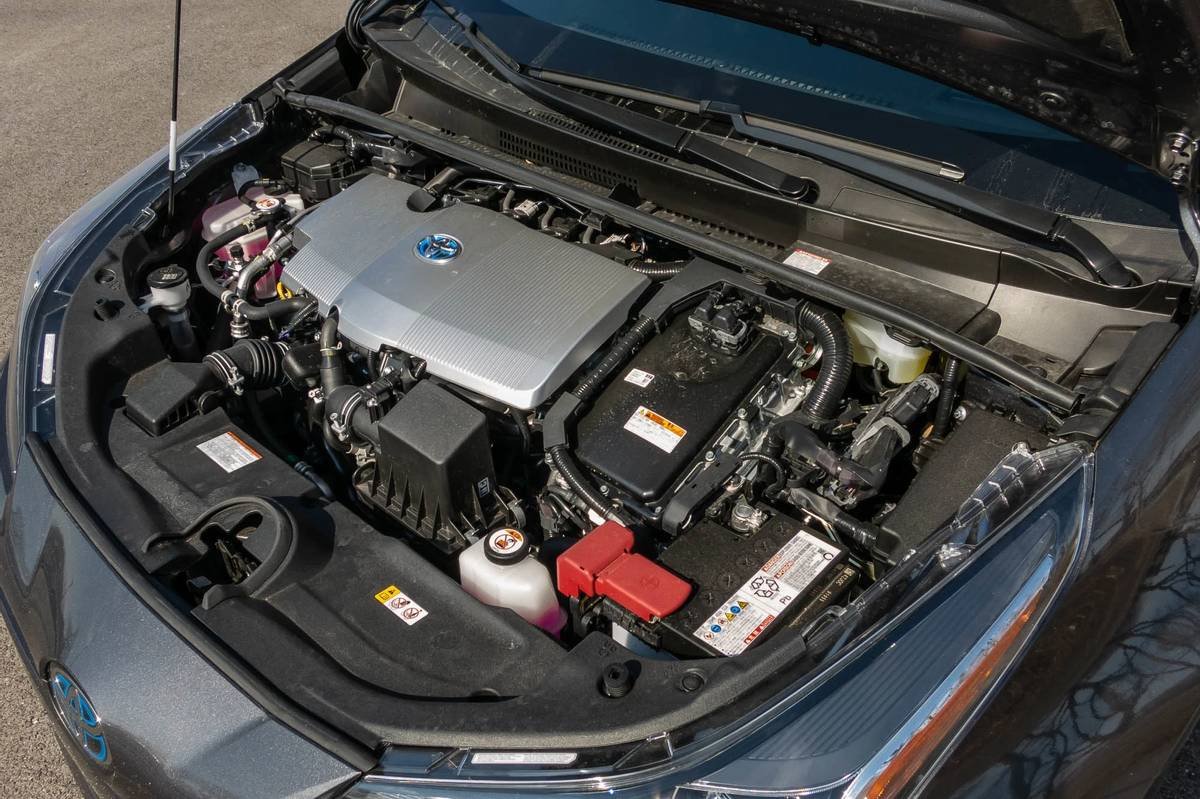 toyota-prius-xle-awd-2021-06-engine.jpg