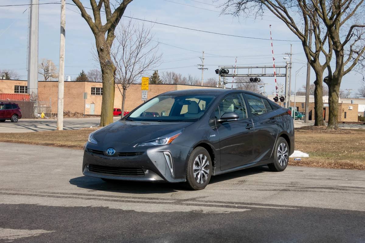 toyota-prius-xle-awd-2021-01-angle--exterior--front--gray.jpg