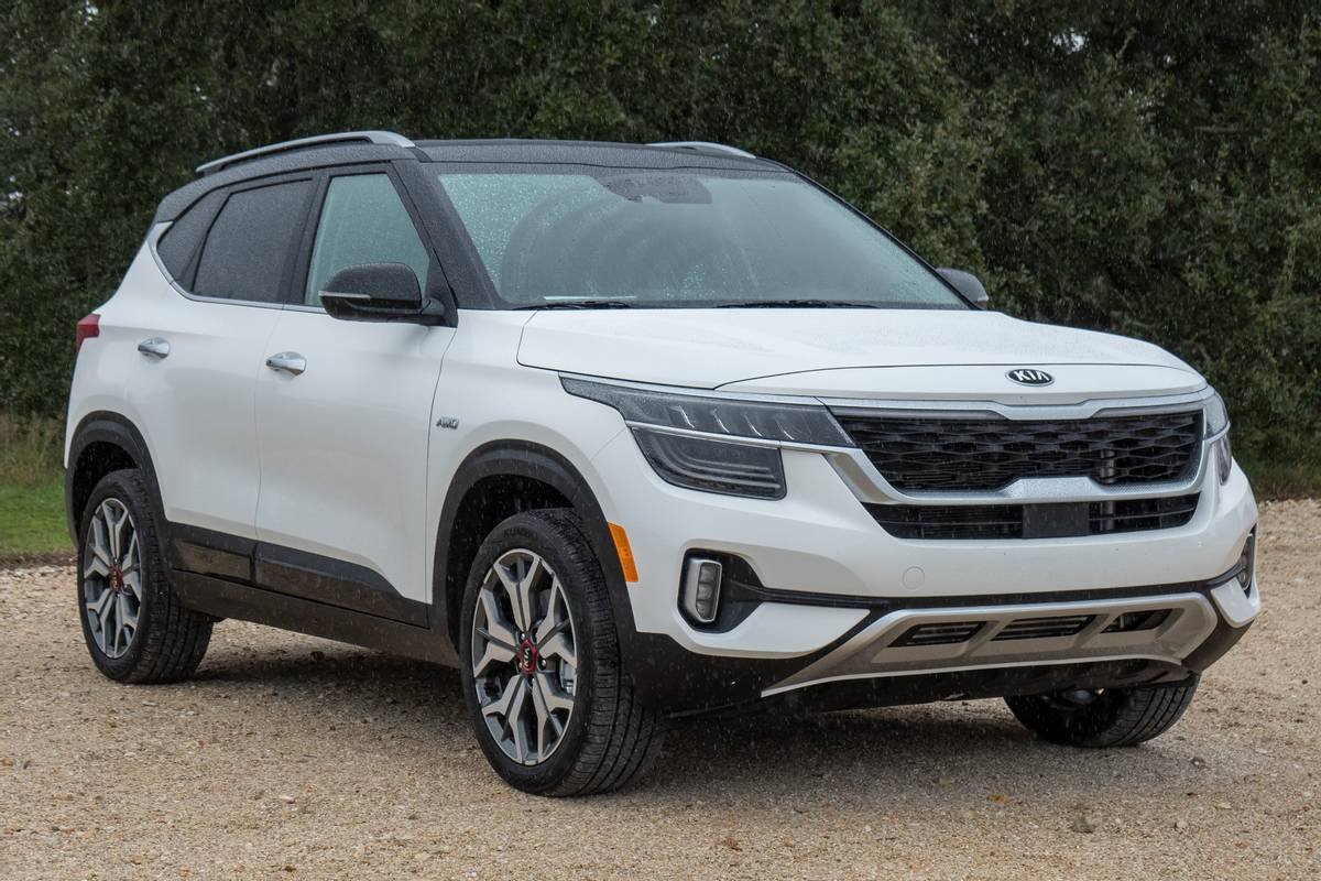 kia-seltos-2021-42-angle--exterior--front--outdoors--white.jpg