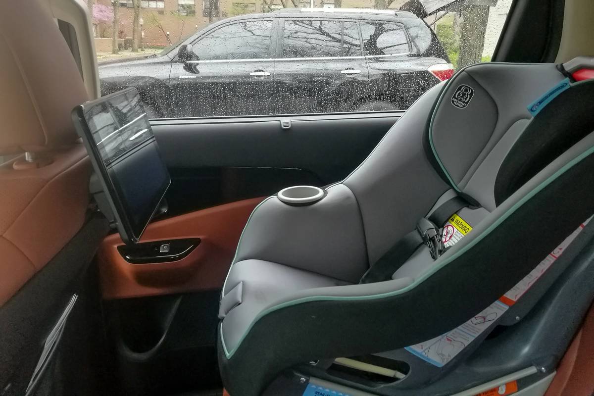 kia-carnival-2022--02-car-seat-check--interior--second-row.jpg