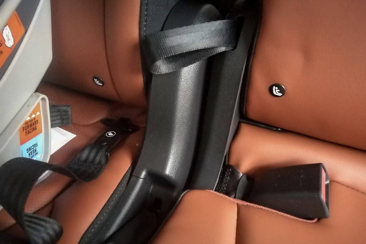 kia-carnival-2022--01-car-seat-check--interior--second-row.jpg