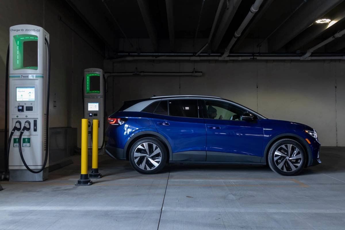 volkswagen-id4-1st-edition-2021-64-blue--charging--exterior--profile.jpg