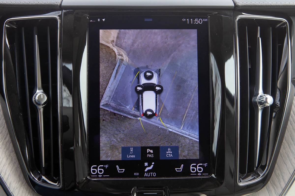 volvo-xc60--recharge-t8-inscription-2021--32-center-stack-display--front-row--interior--overhead-camera--touchscreen.jpg
