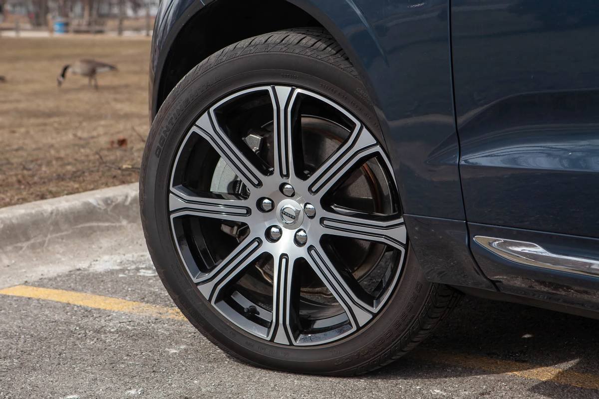 volvo-xc60--recharge-t8-inscription-2021--06-exterior--front-wheel.jpg