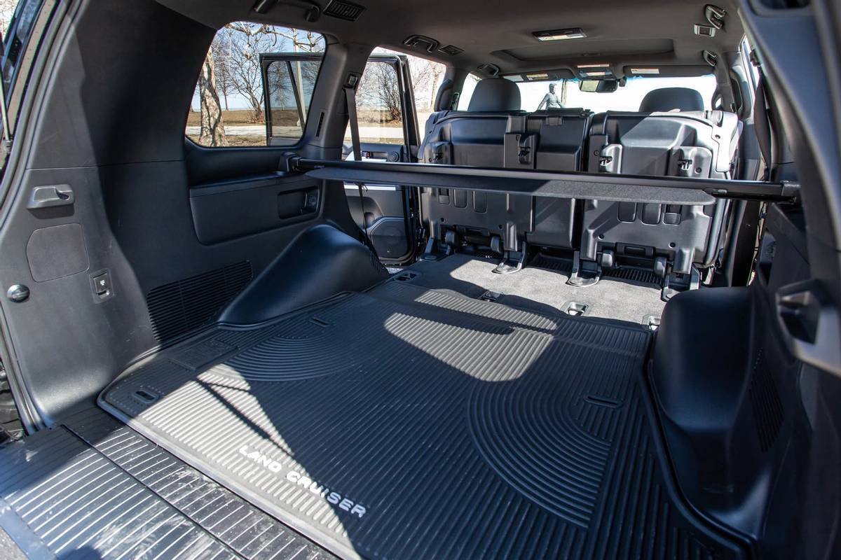 toyota-land-cruiser--heritage-edition-2021--59-folding-seats--interior--rear-cargo.jpg