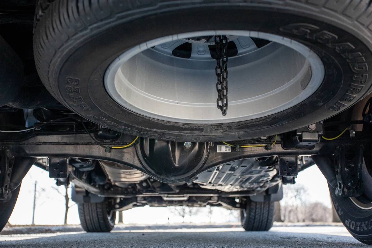toyota-land-cruiser--heritage-edition-2021--20-spare-tire--undercarriage.jpg