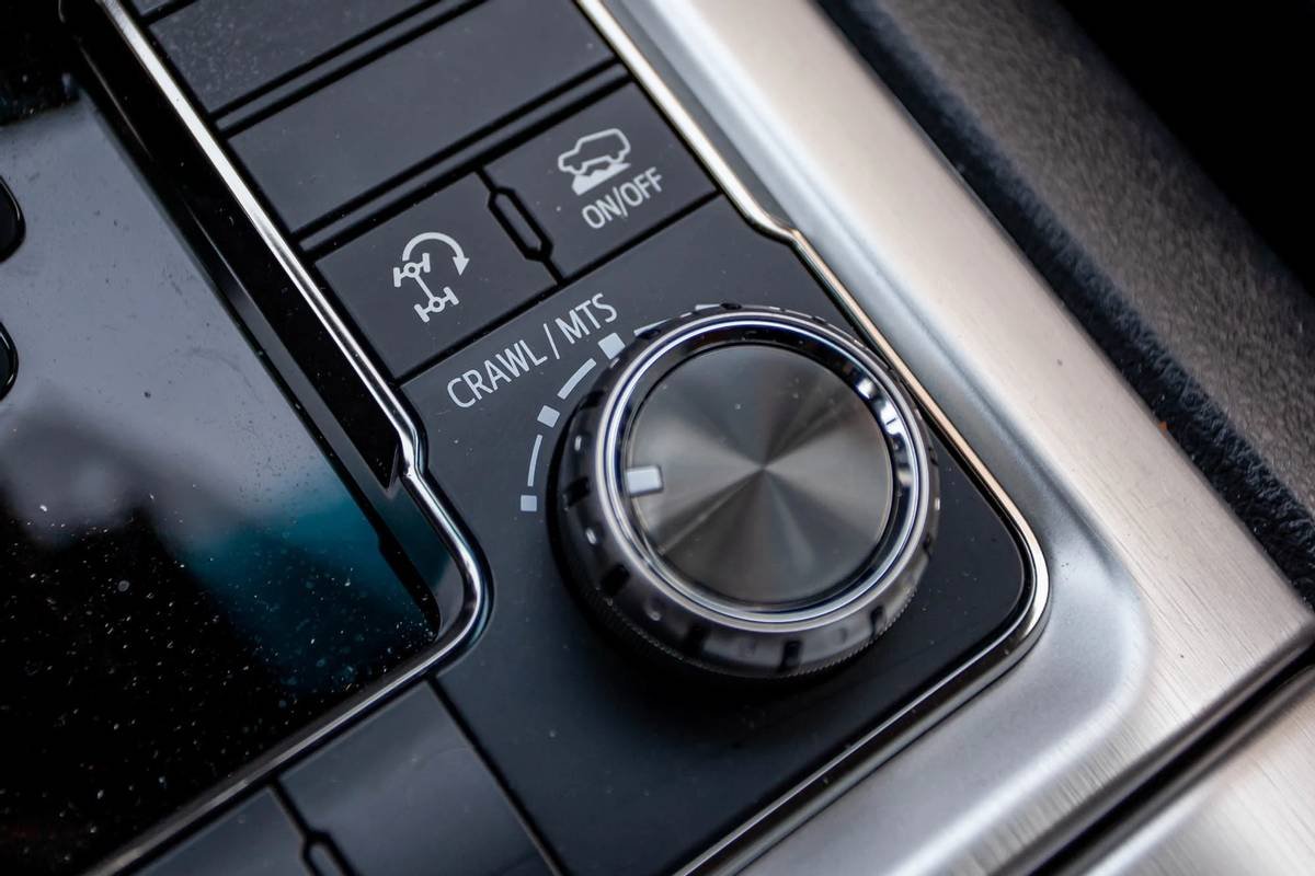 toyota-land-cruiser--heritage-edition-2021--36-center-console--controls--front-row--interior.jpg