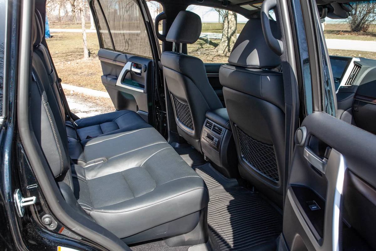 toyota-land-cruiser--heritage-edition-2021--55-backseat--interior.jpg