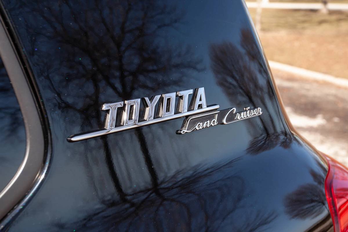 toyota-land-cruiser--heritage-edition-2021--06-black--exterior--model-emblem.jpg