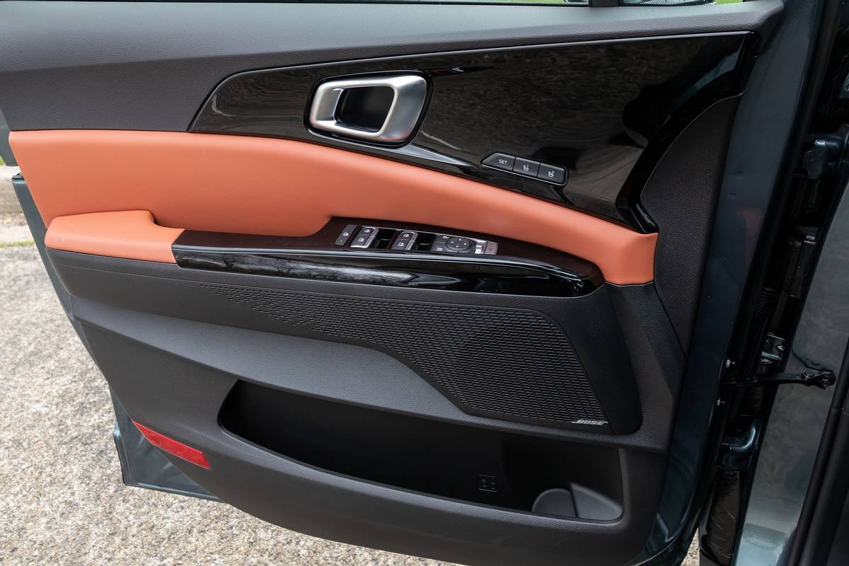 kia-carnival-sx-prestige-2022--44-doors--interior.jpg