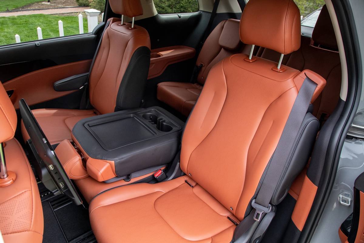 kia-carnival-sx-2022--88-interior--second-row.jpg