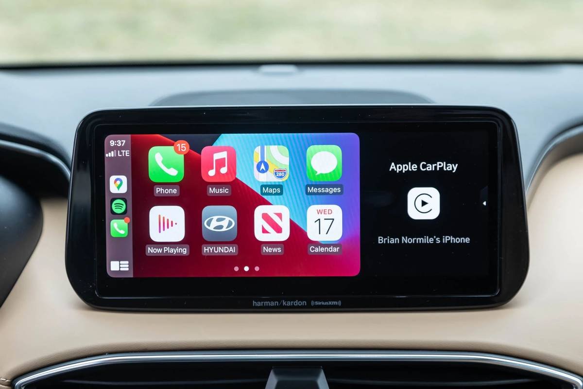 hyundai-santa-fe-2021--30-apple-carplay--center-stack-display--front-row--interior--touchscreen.jpg