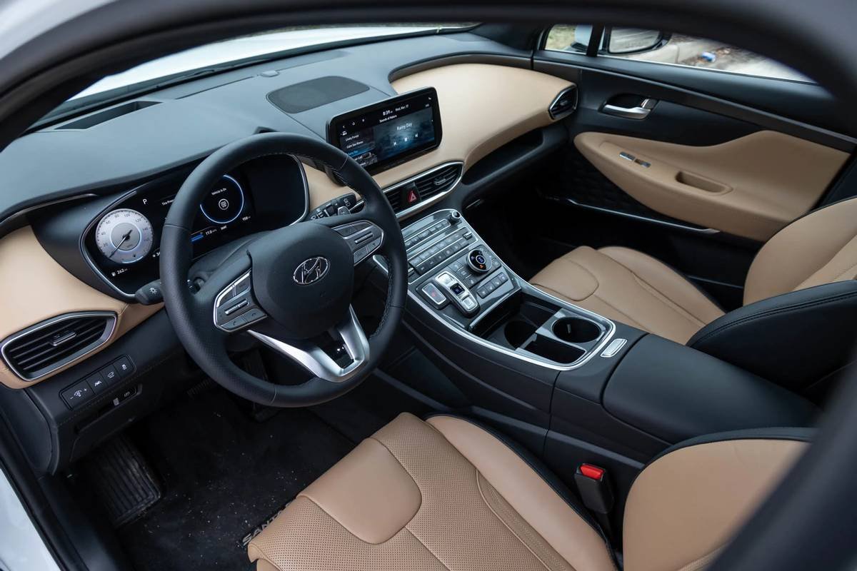 hyundai-santa-fe-2021--20-cockpit-shot--dashboard--front-row--interior.jpg