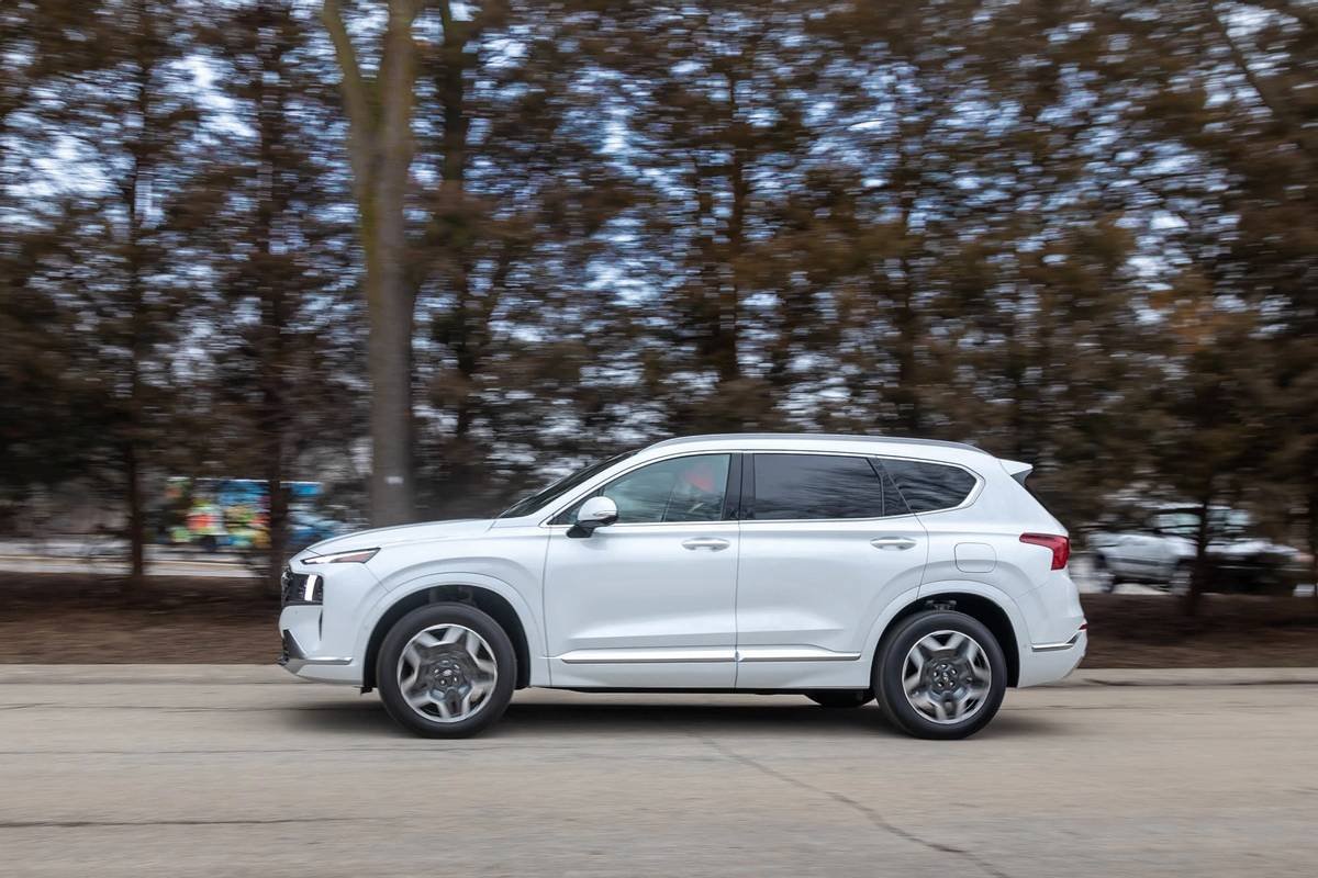 hyundai-santa-fe-2021--02-dynamic--exterior--profile--white.jpg
