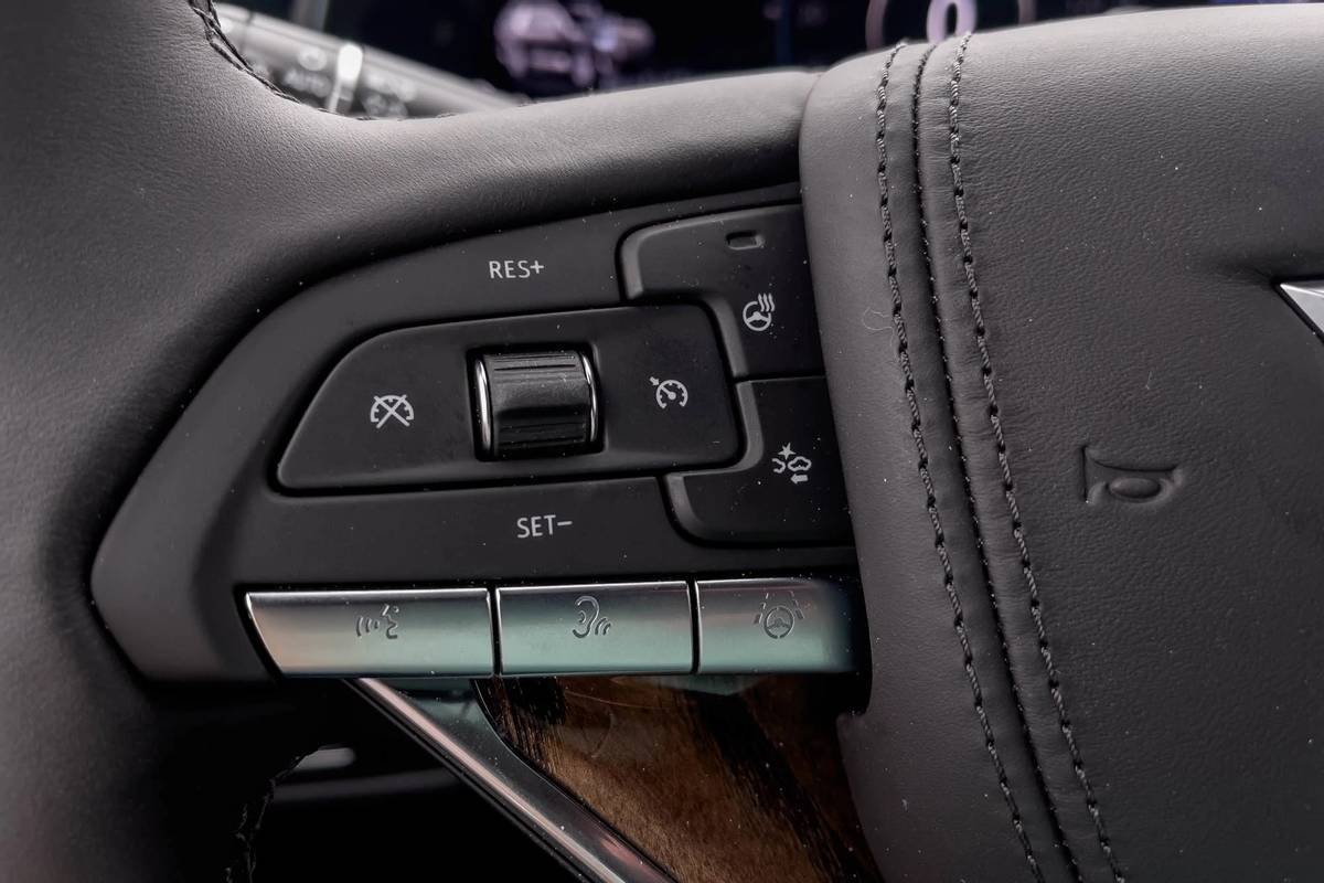 cadillac-escalade-sport-platinum-2021--06-cruise-control--front-row--interior--steering-wheel.jpg