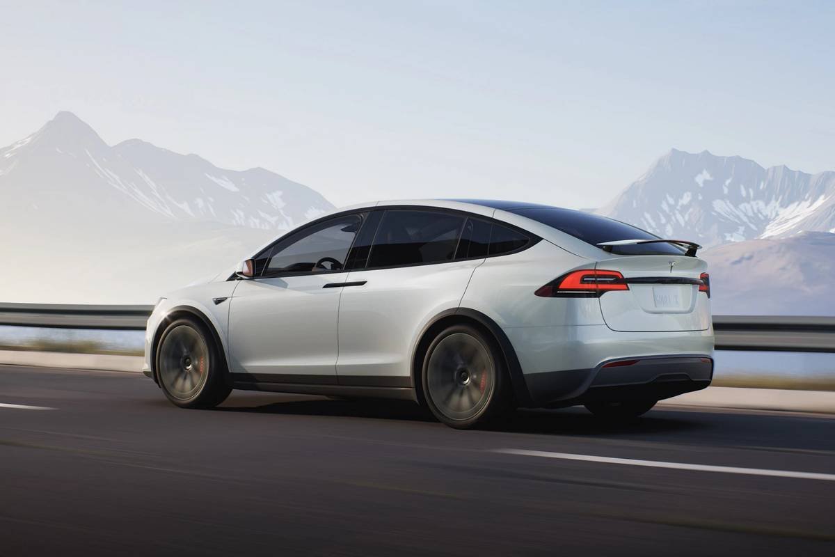 tesla-model-x-02-dynamic--oem--rear-angle--white.jpg